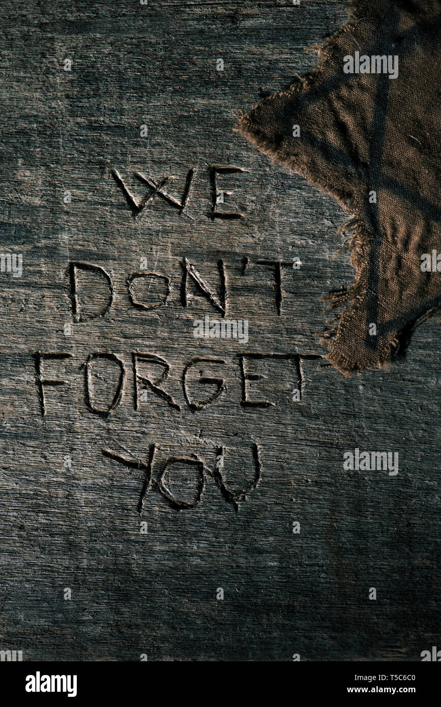 Portrait d'un juif déchiqueté sur un badge de surface rustique en bois gris avec le texte que nous n'oubliez pas que vous sculptés dans c Banque D'Images