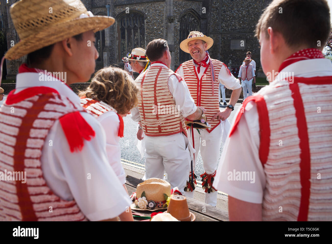 Thaxted Essex England UK 22 avril 2019. Maison de banque traditionnel de Pâques lundi en danse de cour de l'Église Thaxted. Thaxted Morris en rouge et blanc Banque D'Images