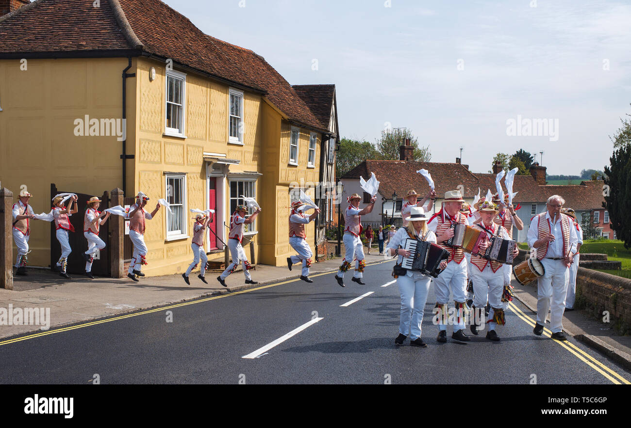 Thaxted Essex England UK 22 avril 2019. Maison de banque traditionnel de Pâques lundi en danse de cour de l'Église Thaxted. Thaxted Morris en rouge et blanc Banque D'Images