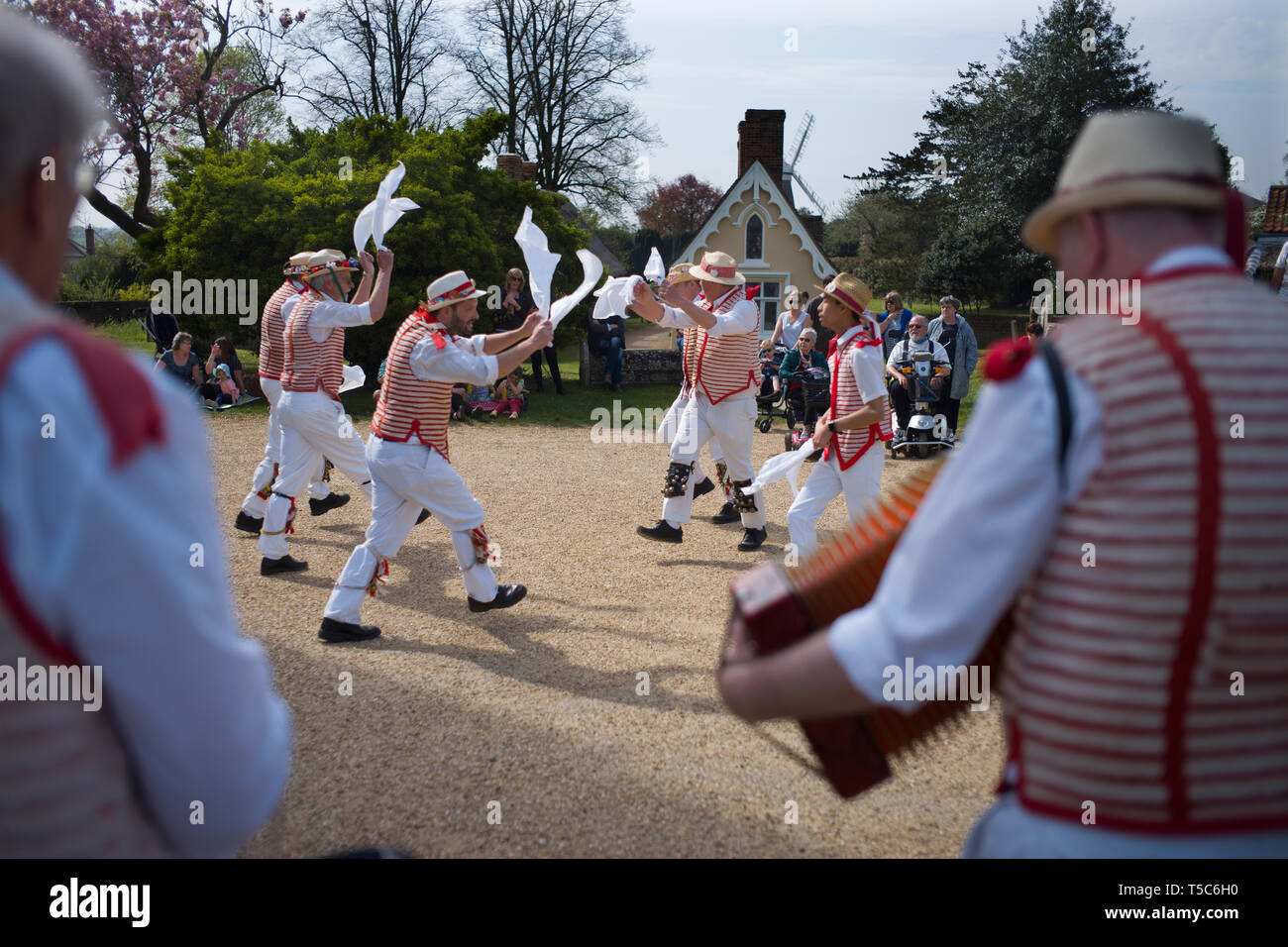 Thaxted Essex England UK 22 avril 2019. Maison de banque traditionnel de Pâques lundi en danse de cour de l'Église Thaxted. Thaxted Morris en rouge et blanc Banque D'Images