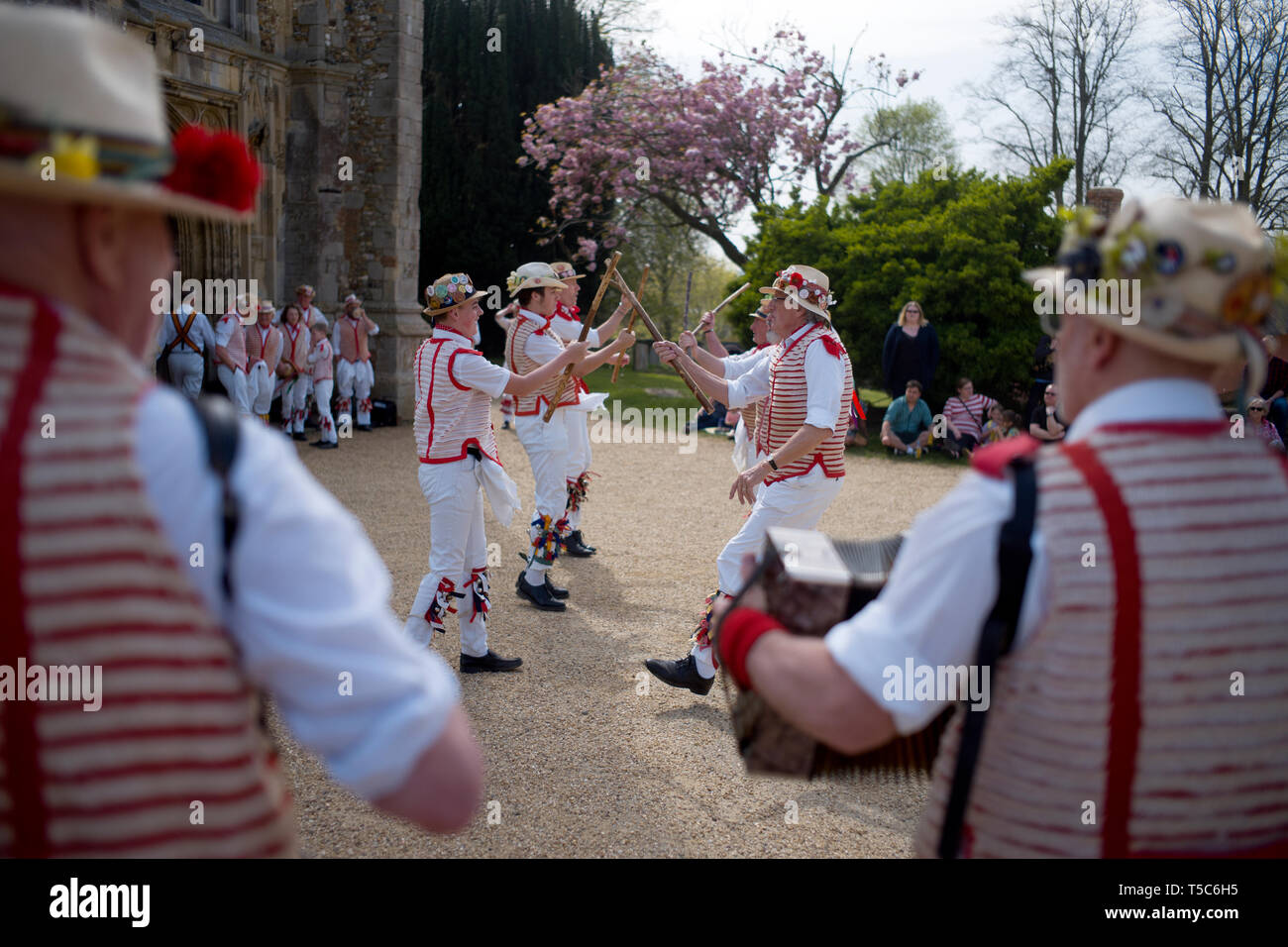 Thaxted Essex England UK 22 avril 2019. Maison de banque traditionnel de Pâques lundi en danse de cour de l'Église Thaxted. Thaxted Morris en rouge et blanc Banque D'Images
