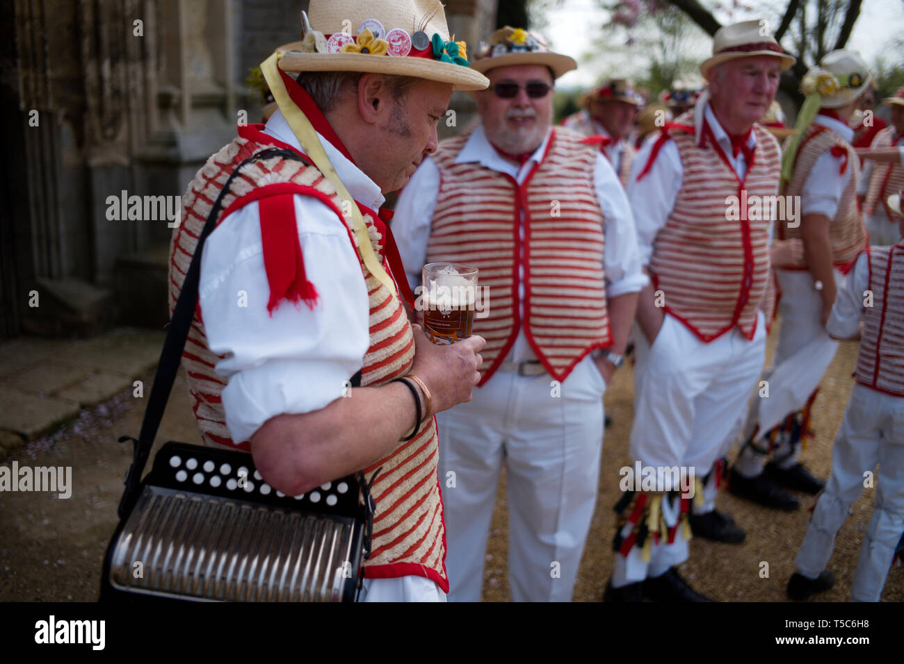 Thaxted Essex England UK 22 avril 2019. Maison de banque traditionnel de Pâques lundi en danse de cour de l'Église Thaxted. Thaxted Morris en rouge et blanc Banque D'Images