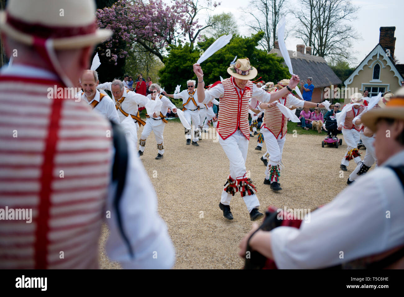 Thaxted Essex England UK 22 avril 2019. Maison de banque traditionnel de Pâques lundi en danse de cour de l'Église Thaxted. Thaxted Morris en rouge et blanc Banque D'Images