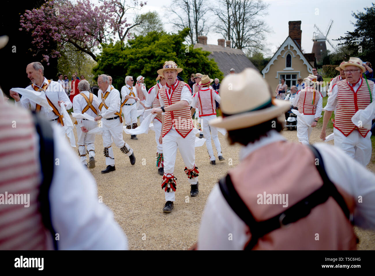 Thaxted Essex England UK 22 avril 2019. Maison de banque traditionnel de Pâques lundi en danse de cour de l'Église Thaxted. Thaxted Morris en rouge et blanc Banque D'Images