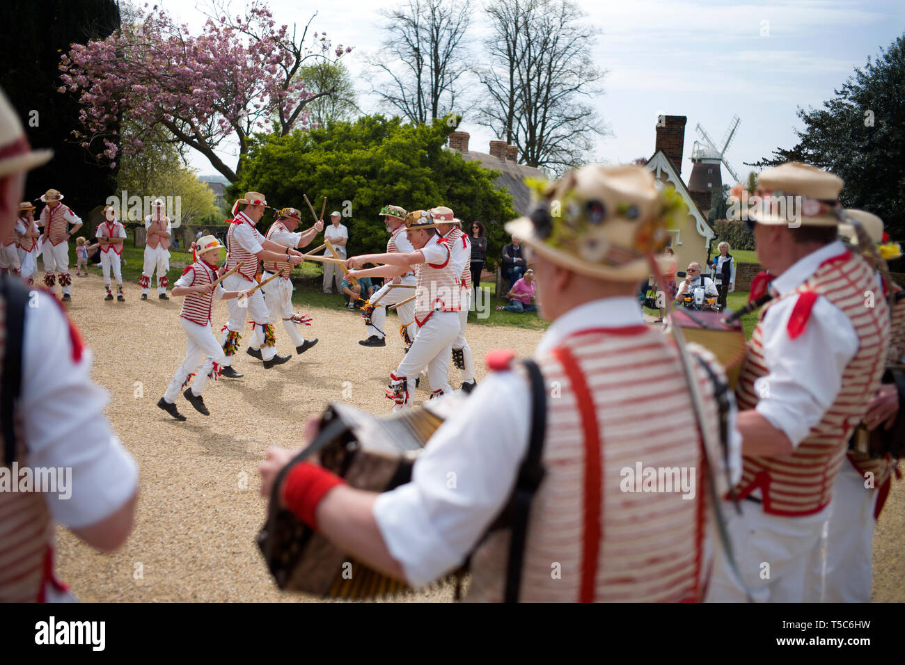Thaxted Essex England UK 22 avril 2019. Maison de banque traditionnel de Pâques lundi en danse de cour de l'Église Thaxted. Thaxted Morris en rouge et blanc Banque D'Images