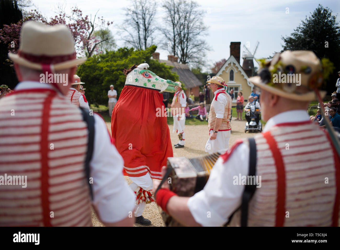 Thaxted Essex England UK 22 avril 2019. Maison de banque traditionnel de Pâques lundi en danse de cour de l'Église Thaxted. Thaxted Morris en rouge et blanc Banque D'Images