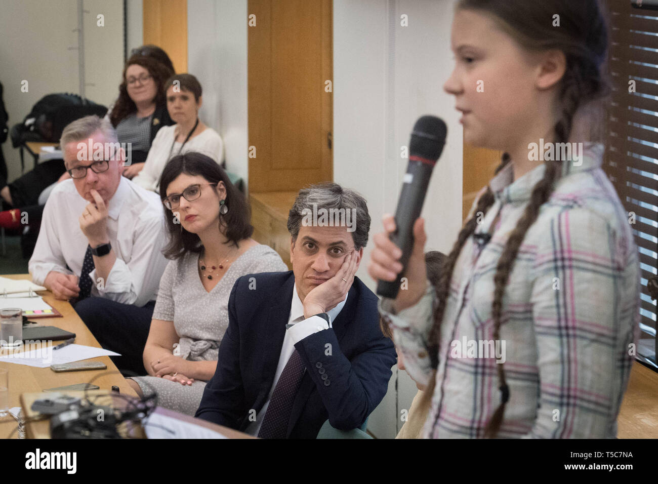 Secrétaire de l'environnement Michael Gove (à gauche), ancien leader du parti travailliste Ed Miliband (deuxième à droite) et l'activiste climatique suédoise Greta Thunberg (à droite) à la Chambre des communes à Westminster, Londres, pour discuter de la nécessité d'une partie des mesures pour régler la crise climatique. Banque D'Images