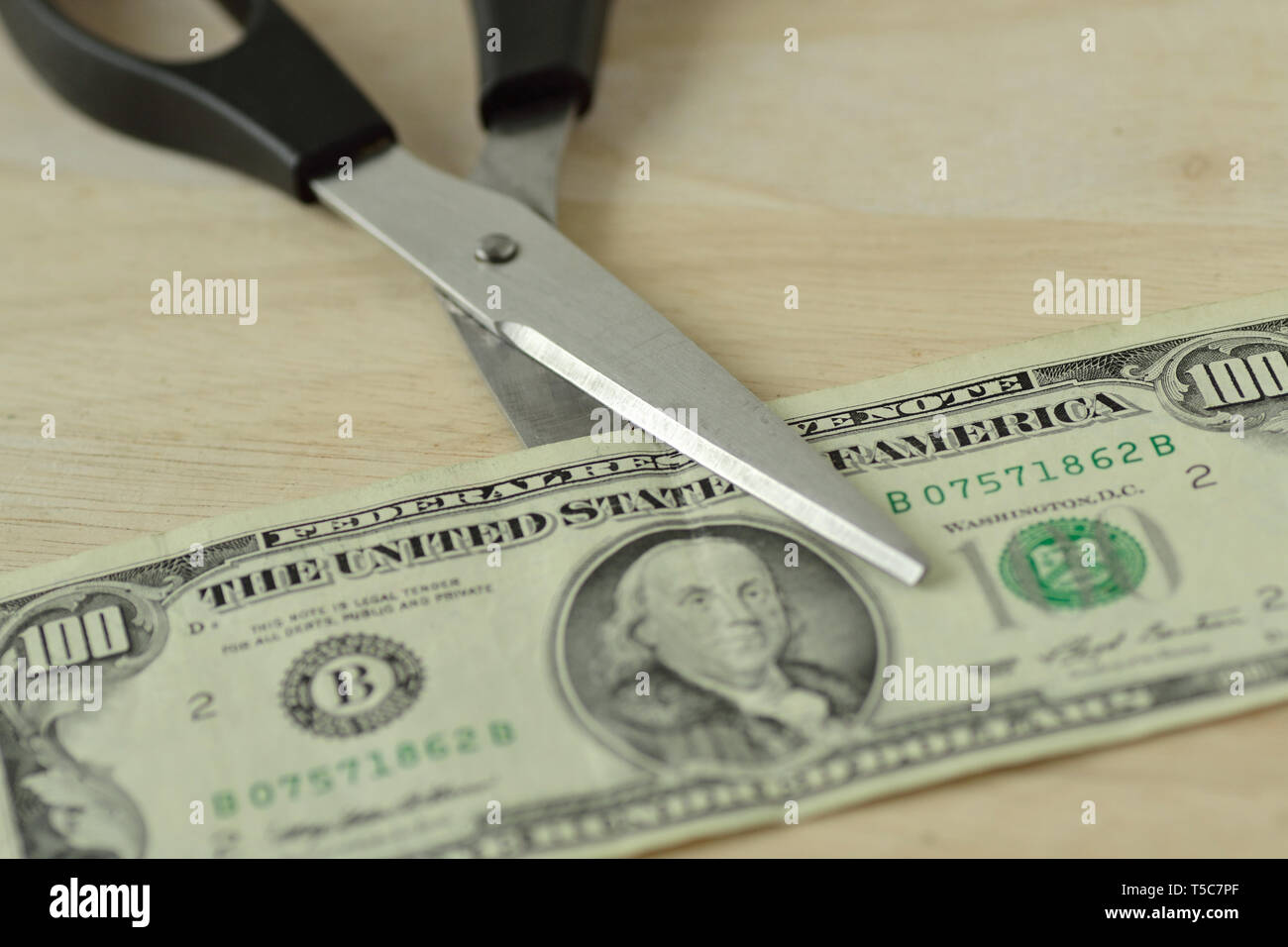 Coupe ciseaux billets dollar - Concept de la réduction des coûts, de réduction de prix Banque D'Images