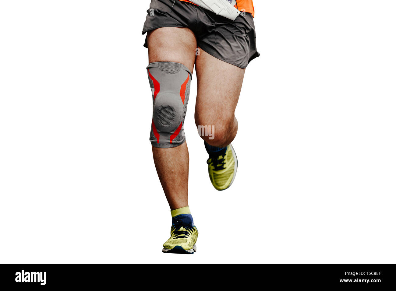 Jambes runner homme à genouillères exécutant isolé en fond blanc Banque D'Images Jambes runner homme à genouillères exécutant isolé en fond blanc Banque D'Images