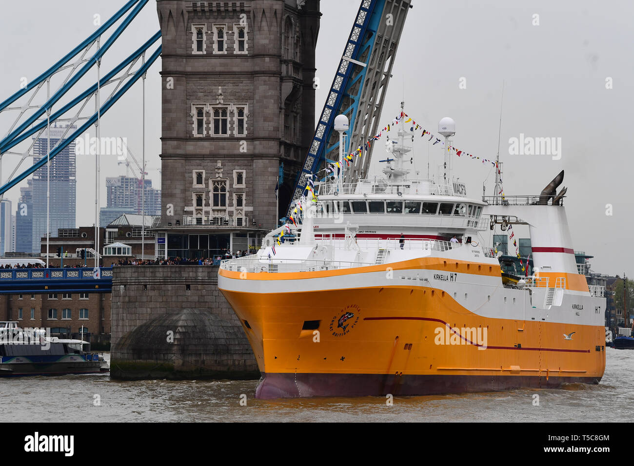 Le plus récent chalutier de pêche en eaux éloignées du Royaume-Uni, le Kirkella de 4,000 tonnes, long de 81 mètres, passe sous le Tower Bridge à Londres après avoir parcouru la Tamise depuis Tilbury. Banque D'Images