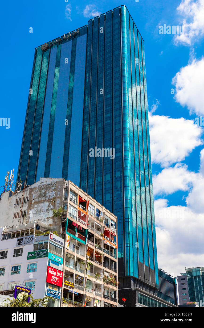 Le contraste entre les anciens et les nouveaux bâtiments de style sur Duong Hai Ba Trung, Ho Chi Minh City, Vietnam, Asie Banque D'Images