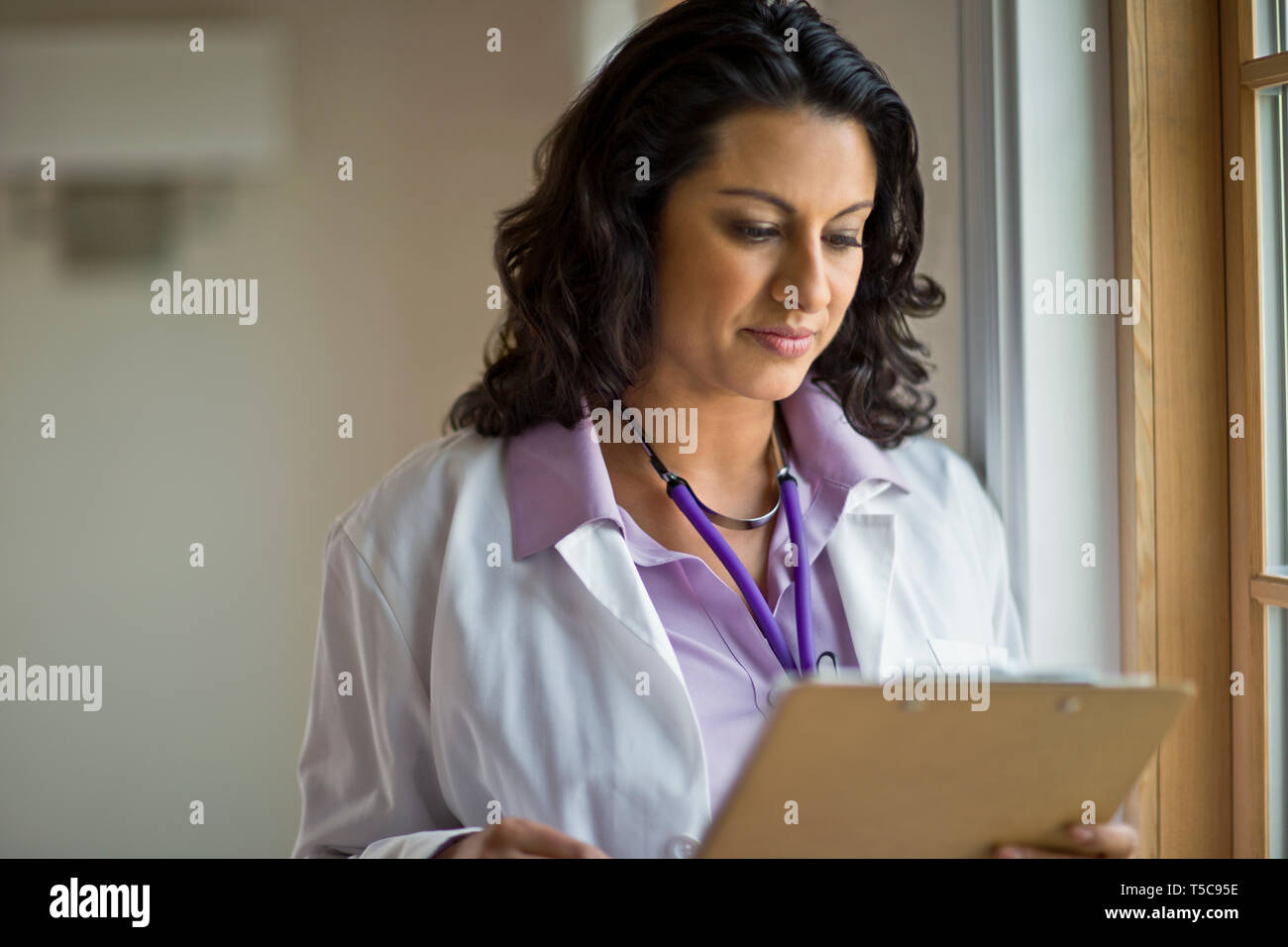 Presse-papiers lecture Médecin Banque D'Images