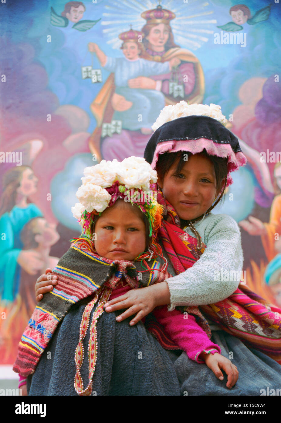 Deux soeurs en habit traditionnel en face d'une peinture murale religieuse Banque D'Images