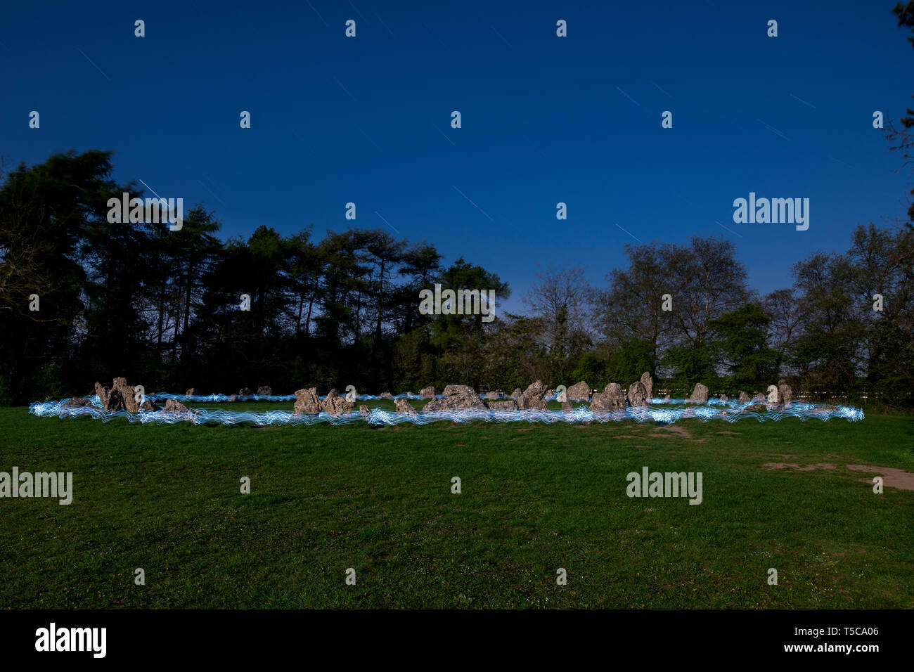 Des sentiers de lumière sur une nuit de pleine lune du printemps à l'Rollright Stones, Grand Rollright, Chipping Norton, Oxfordshire, Angleterre Banque D'Images
