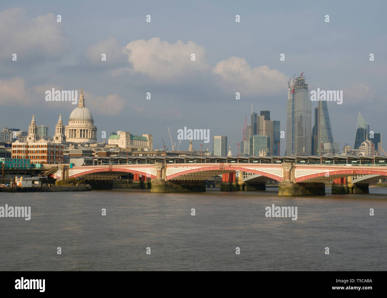 Toits de Londres à partir de la rive sud avec St Pauls Cathedral' et Blackfriars Bridge over River Thames, London, Royaume-Uni Banque D'Images