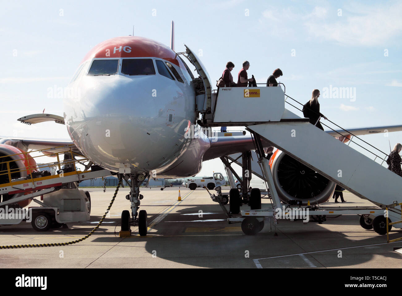 Les passagers en provenance du Portugal en laissant un avion Easyjet debout sur le tarmac de l'aéroport de Bristol England UK Grande-bretagne KATHY DEWITT Banque D'Images