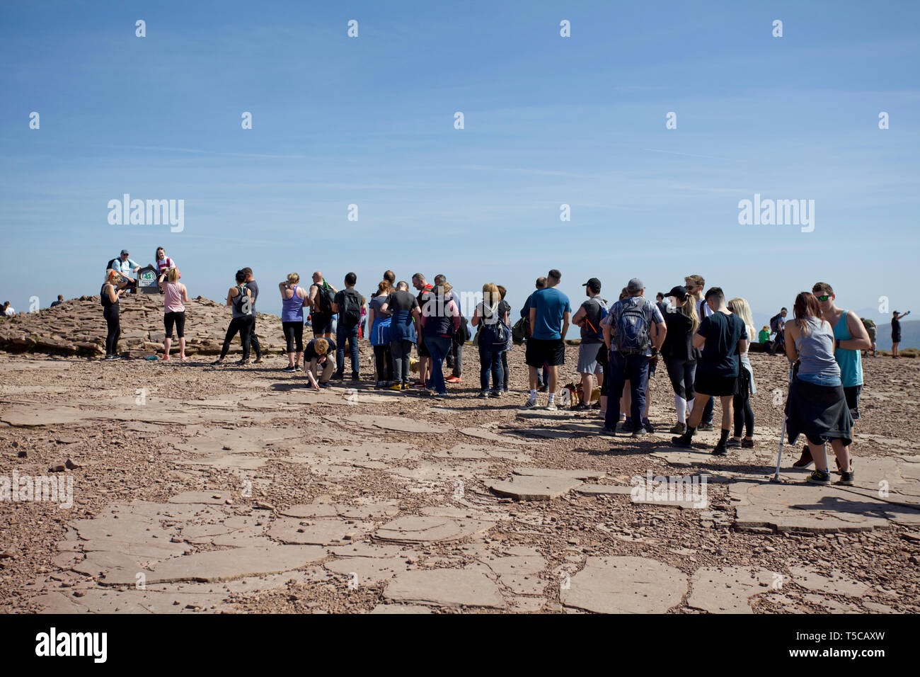 En attente pour le Pen Y Fan Inscription en haut de la colline. South Wales, uk Banque D'Images