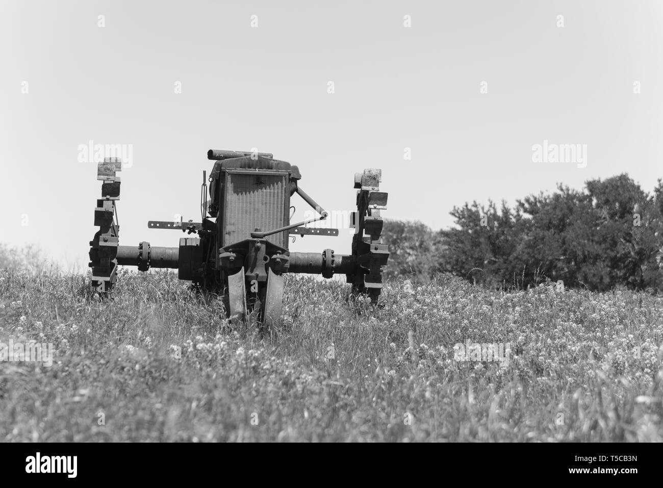 Tonalité Vintage vieux tracteur et à l'oranger Bluebonnet farm rural à Bristol, Tennessee, USA. Floraison de fleurs sauvages dans la région de prairie avec wagon rustique, campagne fil Banque D'Images