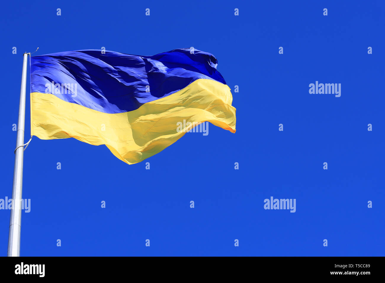Le plus grand drapeau bleu et jaune de l'Ukraine sur le mât dans le Dniepr Dniepropetrovsk, ville de l'Ukraine, Banque D'Images