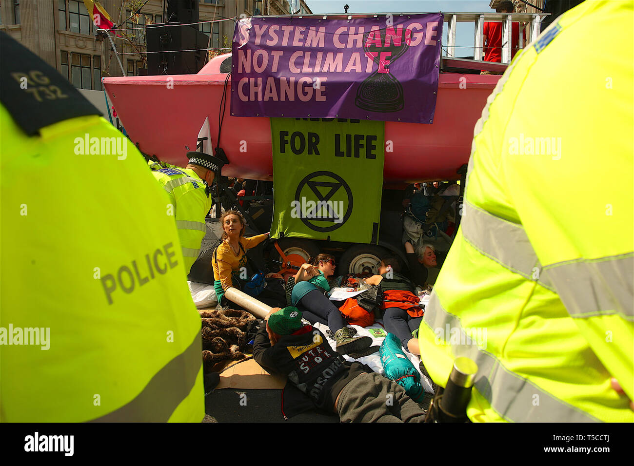 La police arrête et déplacer la rébellion de l'extinction des manifestants dans Oxford Street Banque D'Images