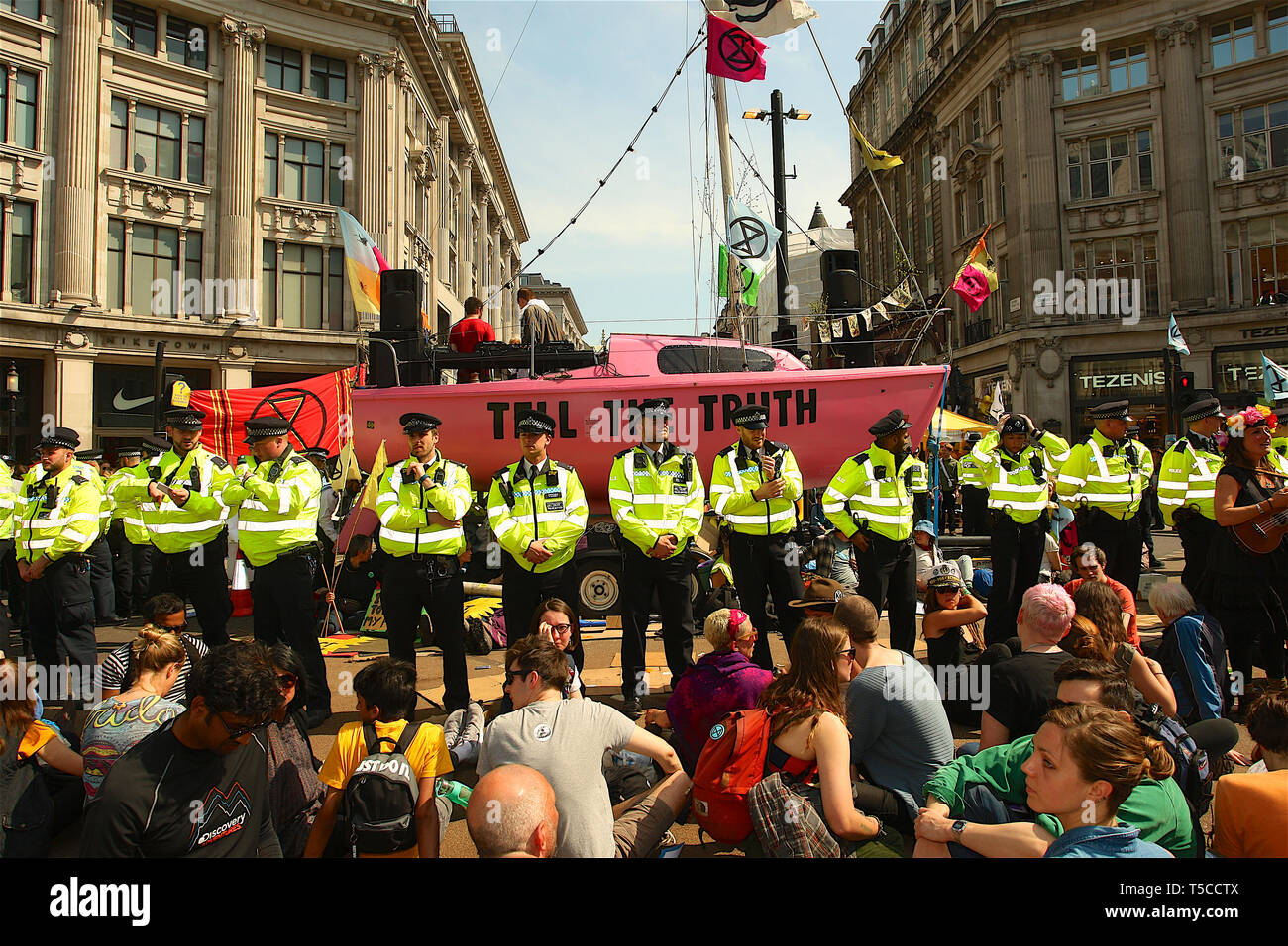 La police arrête et déplacer la rébellion de l'extinction des manifestants dans Oxford Street Banque D'Images