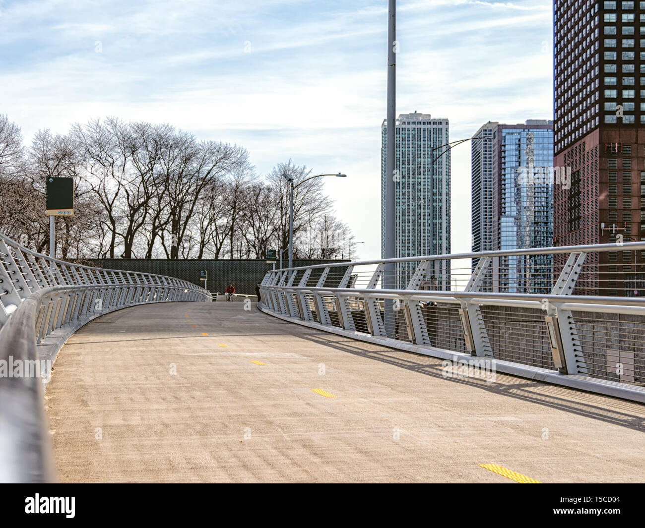 Pont piétonnier en bordure d'un survol le long de Lake Shore Drive. Dans les rues principales, les rues de Chicago dans l'Illinois. Banque D'Images