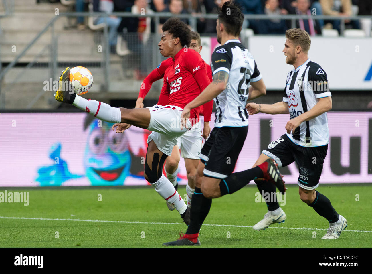 23 avril 2019 Alkmaar, pays-Bas Soccer Néerlandais Eredivisie AZ Alkmaar v Heracles Almelo Eredivisie 2018/2019 l-r Calvin Stengs d'AZ, Maximilian Rossmann d'Heracles Almelo, Alexander Merkel d'Heracles Almelo Banque D'Images