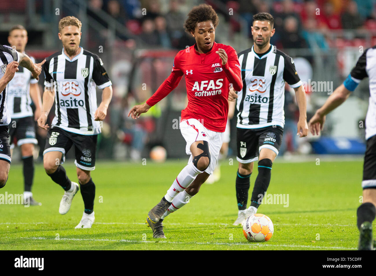 23 avril 2019 Alkmaar, pays-Bas Soccer Néerlandais Eredivisie AZ Alkmaar v Heracles Almelo Eredivisie 2018/2019 l-r Alexander Merkel d'Heracles Almelo, Calvin Stengs d'AZ, Mohammed Osman d'Heracles Almelo Banque D'Images