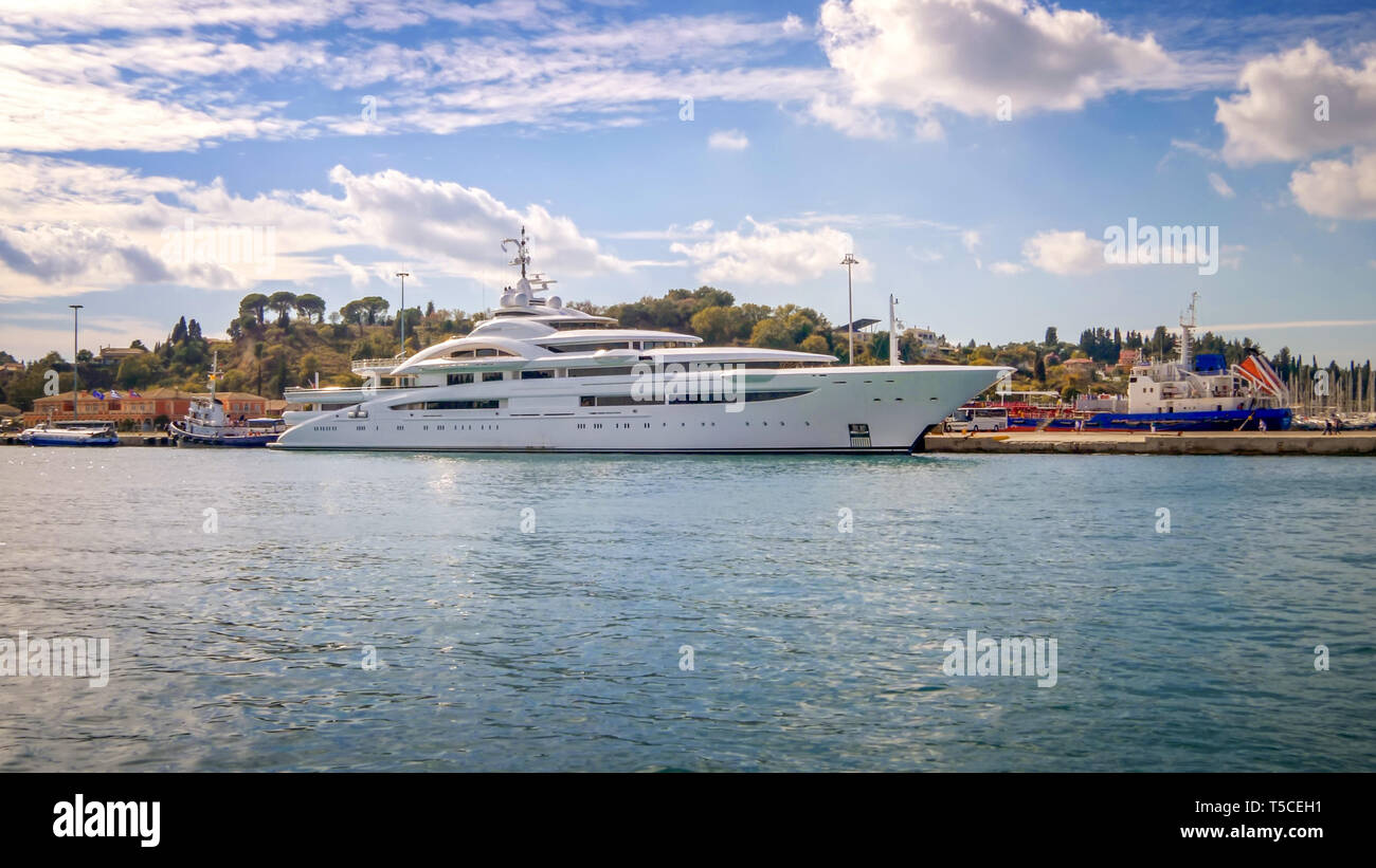 Super Yacht de luxe amarré à Corfou, Grèce Banque D'Images