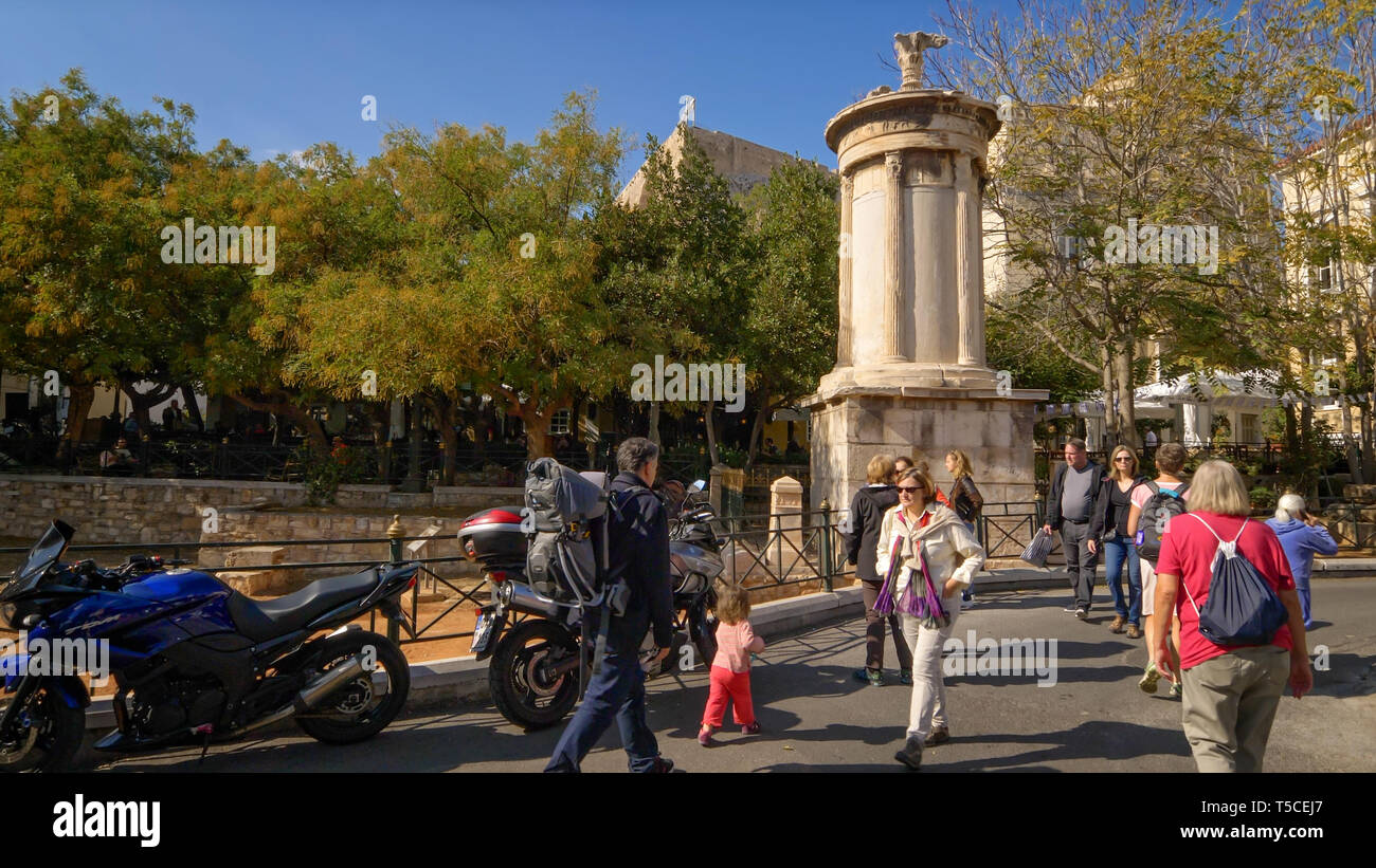 Les touristes à pied le quartier de Plaka à Athènes, Grèce Banque D'Images