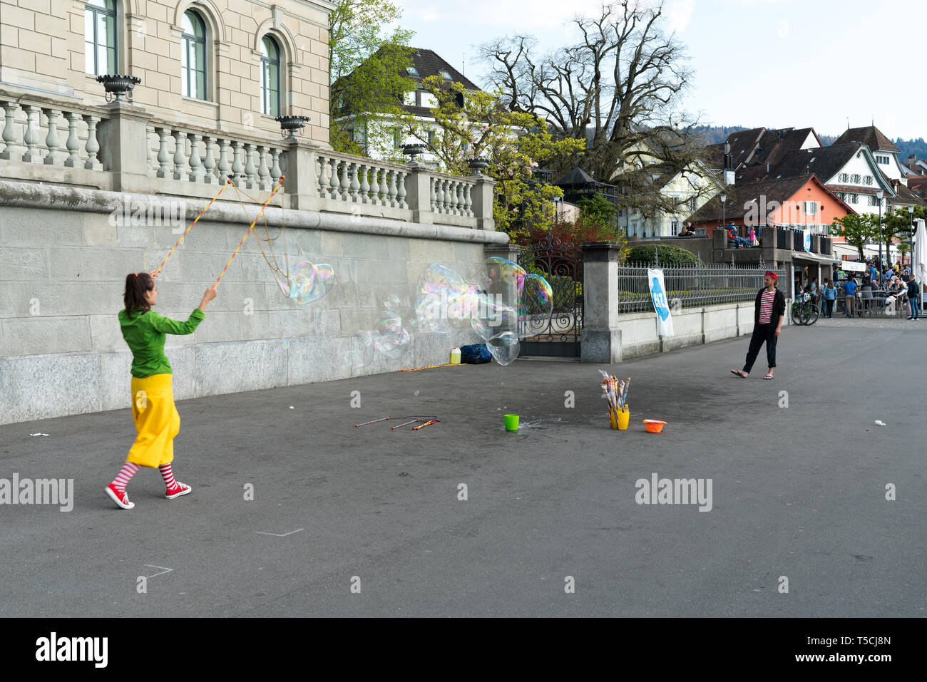 Zug, ZG / Suisse - 20 avril, 2019 : les artistes de rue faisant des bulles de savon géantes pendant le week-end de Pâques célébrations le lac de Zoug Banque D'Images