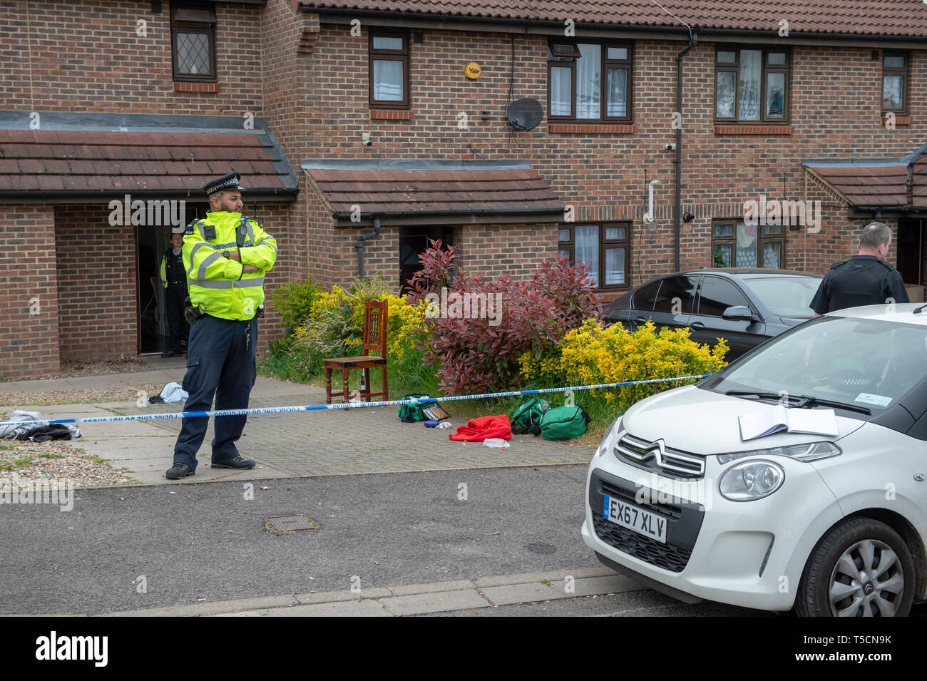 Londres, Royaume-Uni. 23 avril 2019. Ils ont appelé la police métropolitaine autour de 15:00cest aux rapports d'un couteau sur la camomille précédent façon, West Drayton. Ont participé aux côtés de la London Ambulance Service et London Air Ambulance et trouvé un homme souffrant d'poignardé. Ses blessures ne sont pas censées être de changer la vie ou la vie en danger. Sept personnes - sans plus de détails - ont été arrêtés pour des infractions y compris GBH, aider un délinquant et la possession d'armes à feu. Crédit : Peter Manning/Alamy Live News Banque D'Images