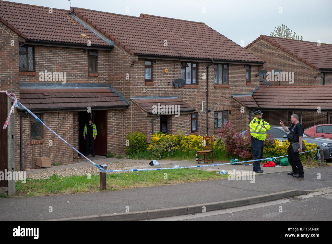 Londres, Royaume-Uni. 23 avril 2019. Ils ont appelé la police métropolitaine autour de 15:00cest aux rapports d'un couteau sur la camomille précédent façon, West Drayton. Ont participé aux côtés de la London Ambulance Service et London Air Ambulance et trouvé un homme souffrant d'poignardé. Ses blessures ne sont pas censées être de changer la vie ou la vie en danger. Sept personnes - sans plus de détails - ont été arrêtés pour des infractions y compris GBH, aider un délinquant et la possession d'armes à feu. Crédit : Peter Manning/Alamy Live News Banque D'Images