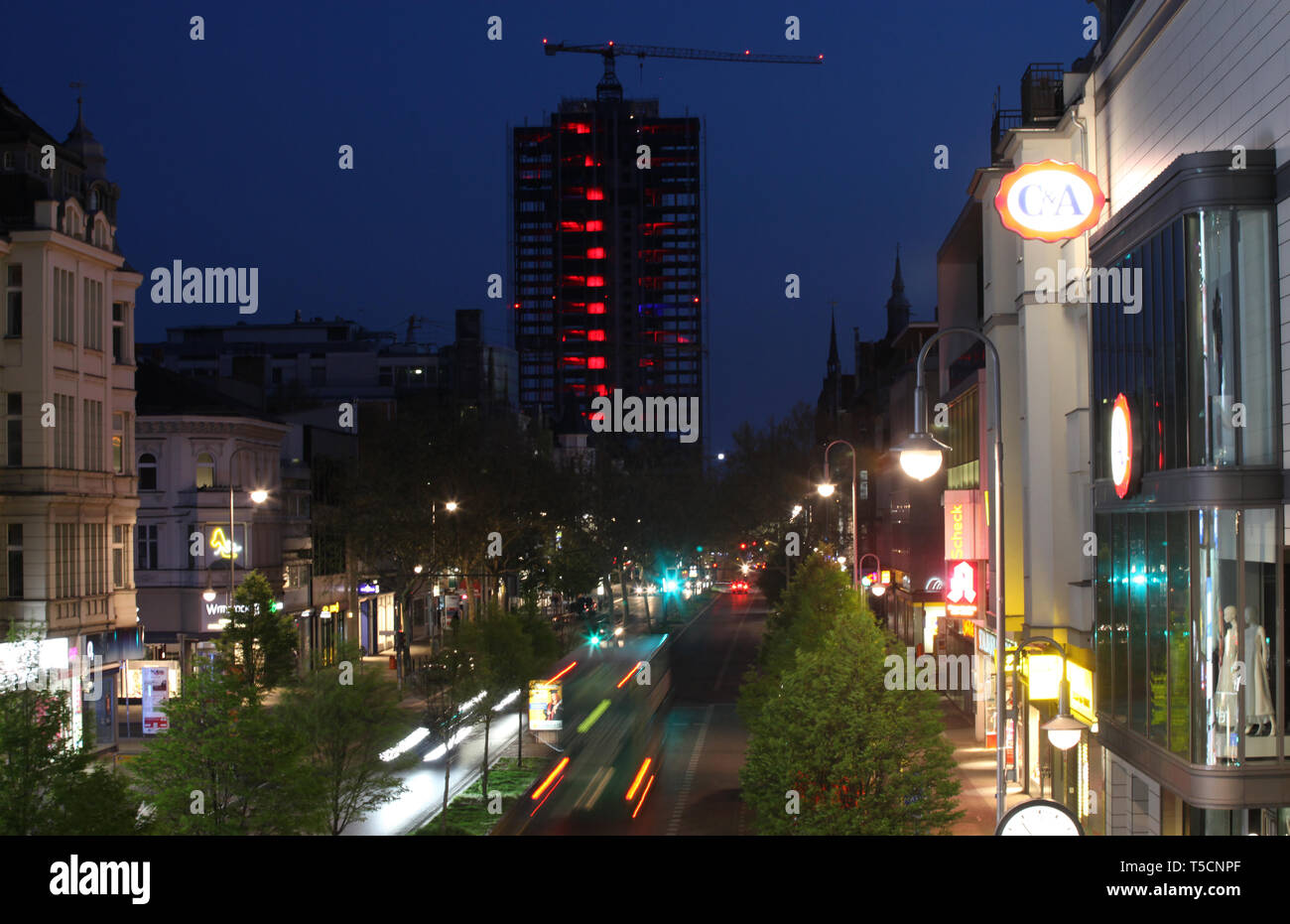 Berlin, Allemagne. 22 avr, 2019. Le noyau de étages du Steglitz rond-point sont éclairés avec la lumière rouge alors que le flux de trafic de nuit sur la Schlossstraße. 330 appartements sont en construction dans les 120 mètres de haute autorité tour construite dans les années 1970 dans le sud-ouest de la ville. "ÜBerlin" - Über Berlin - est ce que les clients appellent le projet. Credit : Hanns-Peter Lochmann/dpa-Zentralbild/ZB/dpa/Alamy Live News Banque D'Images