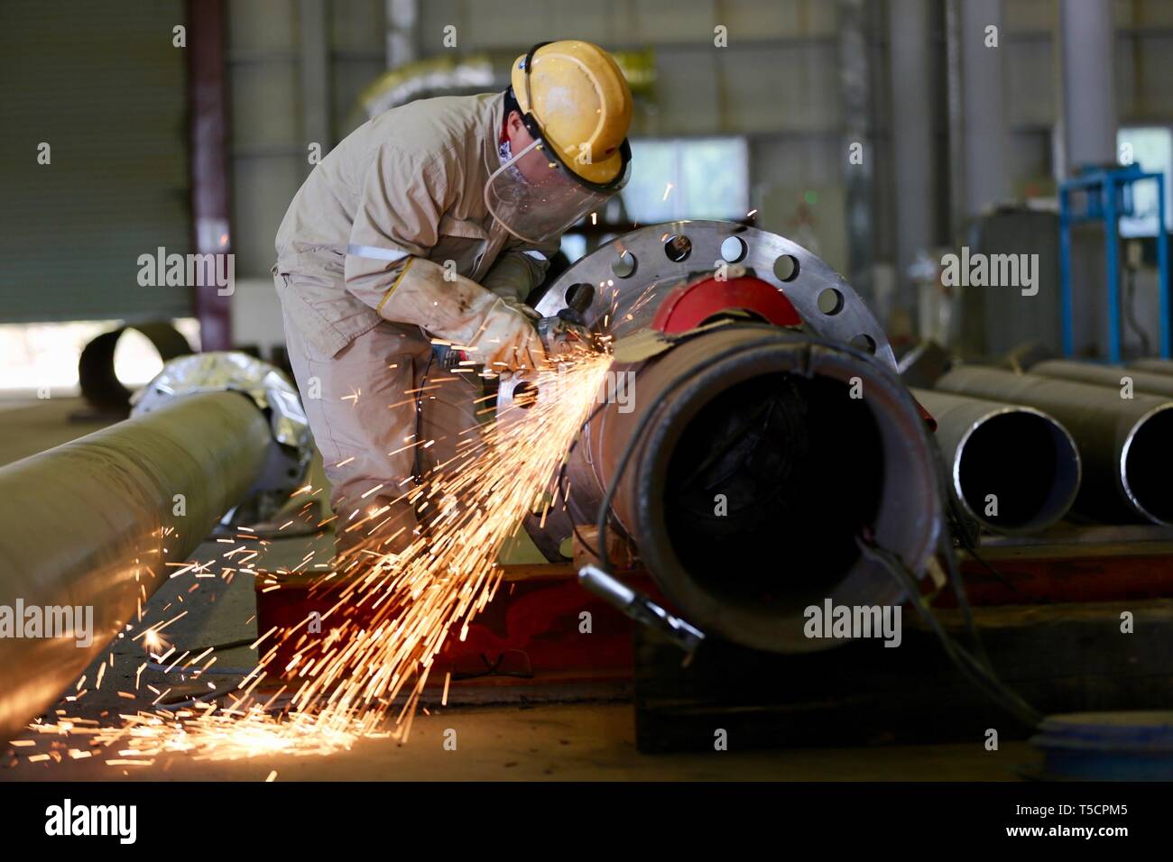 Bassora, en Irak. Apr 23, 2019. Photo prise le 1 mars 2019 montre un ouvrier en soudage d'un pipeline dans la région de China Petroleum Engineering and Construction Corporation (CPECC) usine de Roumaïla au sud de la province de Bassora, en Irak. Dans la courroie et l'Initiative de la route, l'entreprise chinoise peut offrir, l'appui technique et financier pour l'expertise dans la reconstruction du gouvernement iraquien et des champs de pétrole à augmenter leur production, a déclaré Wang Xianghui, directeur de projet de Rumaila en Chine l'ingénierie pétrolière et de Construction Corporation (CPECC). Credit : Khalil Dawood/Xinhua/Alamy Live News Banque D'Images