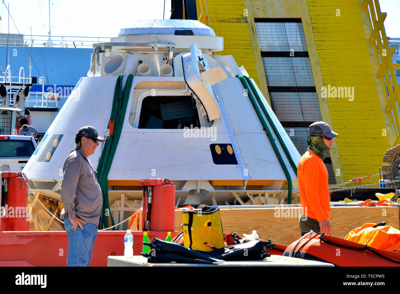 Base aérienne de Cap Canaveral, en Floride. USA. Le 23 avril 2019. La NASA et le Département de la défense des droits de l'espace Support (Bureau) HSFS Division de sauvetage (y compris la Force aérienne 45 Détachement Space Wing 3) ont entrepris un exercice de formation de recherche et de sauvetage au cours des prochains jours à l'Armée Warf sur base aérienne de Cap Canaveral et dans l'océan Atlantique. C'est le premier exercice en mer avec le Boeing CST-100 15 capsule de formation, connu sous le nom de plaque de la Chaudière 3, avant les essais en vol de l'équipage commercial avec les astronautes au cours de l'année. Credit : Julian Poireau/Alamy Live News Banque D'Images