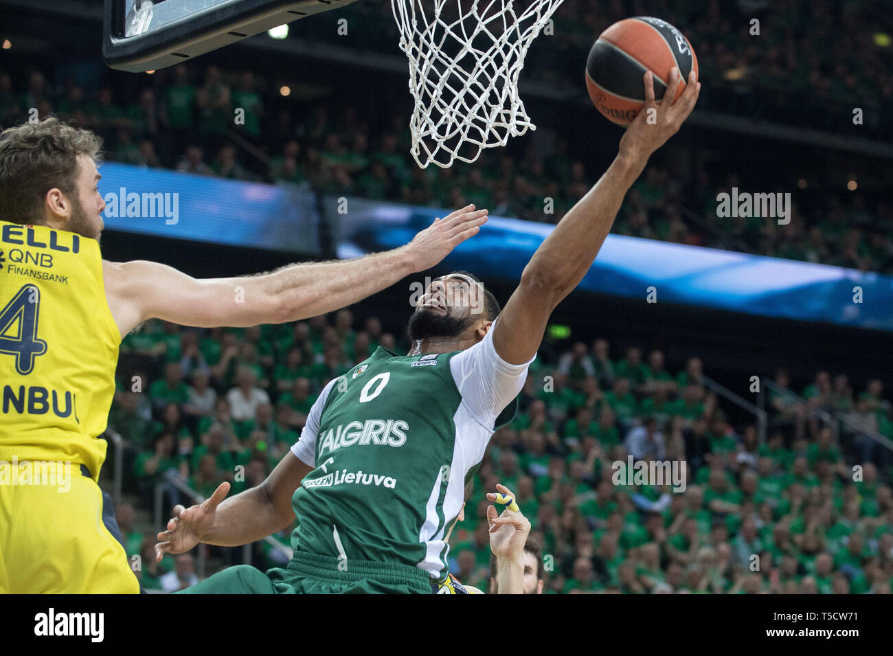 Kaunas, Lituanie. Apr 23, 2019. Brandon Davies (R) de Zalgiris Kaunas pousses durant la troisième pièce de théâtre de l'Euroleague entre le Zalgiris Kaunas Lituanie et Turquie Fenerbahce Istanbul de Beko à Kaunas, Lituanie, 23 avril 2019. Alfredas Crédit : Pliadis/Xinhua/Alamy Live News Banque D'Images