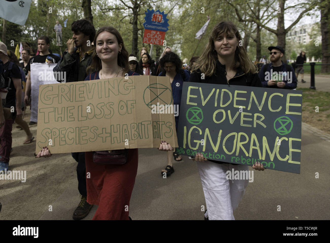 London, Greater London, UK. Apr 23, 2019. Les changements climatiques sont considérés des manifestants au cours de l'extinction des plaques en mars à Londres.La rébellion rébellion Extinction mars protestataires de Marble Arch à la place du Parlement, la tentative de livrer des lettres à leur député. Rébellion Extinction militants ont été autorisés à être en place du Parlement mais pas à entrer au Parlement. Après plusieurs tentatives pour livrer les lettres, les militants sont parvenus à un accord avec les députés par la police. Dix militants ont été autorisés à livrer les lettres en compagnie de la Baronne Jenny Jones (Parti Vert). Ph Banque D'Images