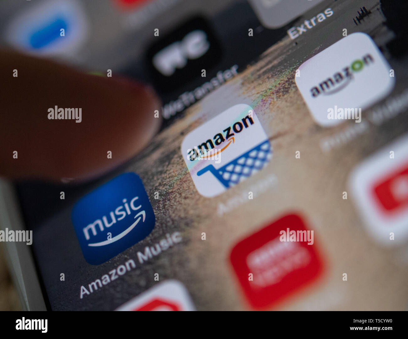 Berlin, Allemagne. Apr 23, 2019. ILLUSTRATION - Le logo de l'application de la boutique en ligne Amazon peut être vu sur l'écran d'un smartphone. Credit : Monika Skolimowska/dpa-Zentralbild/dpa/Alamy Live News Banque D'Images