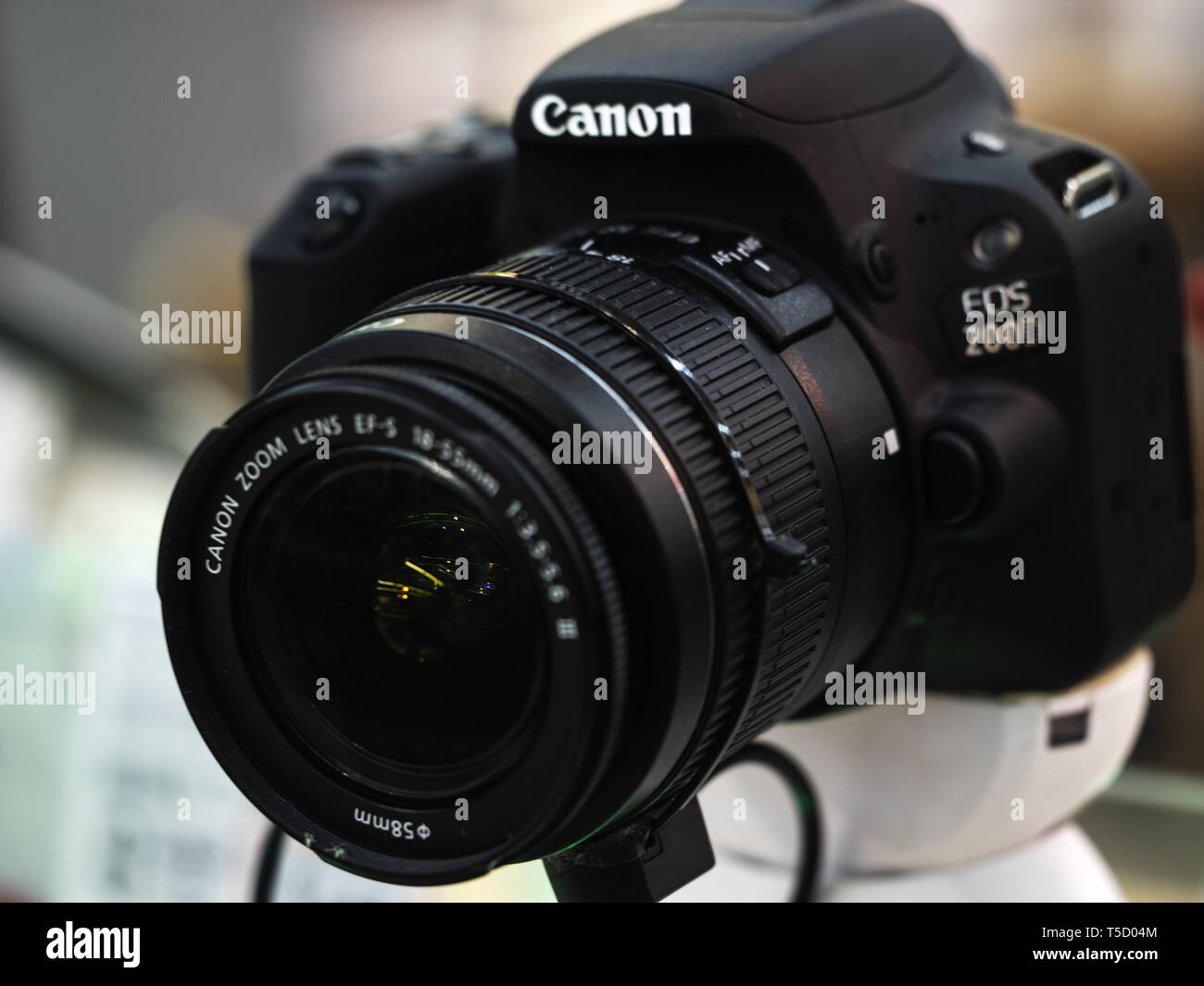 Kiev, Ukraine. Apr 23, 2019. Canon EOS 200D appareil photo reflex numérique vu sur l'étagère du magasin. Crédit : Igor Golovniov SOPA/Images/ZUMA/Alamy Fil Live News Banque D'Images