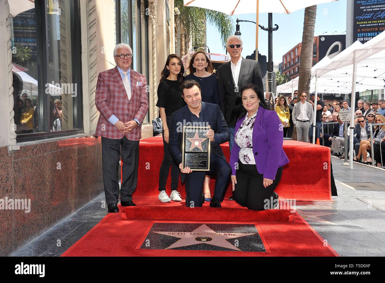 Los Angeles, CA, USA. Apr 23, 2019. Vin Di Bona, Mila Kunis, Seth MacFarlane, Ann Druyan, Ted Danson, Rana Ghadban à la cérémonie d'intronisation pour l'étoile sur le Hollywood Walk of Fame pour Seth McFarland, Hollywood Boulevard, Los Angeles, CA, 23 avril 2019. Crédit : Michael Germana/Everett Collection/Alamy Live News Banque D'Images