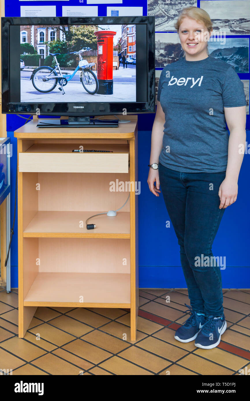 Bibliothèque de Bournemouth, Bournemouth, Dorset, UK. Apr 24, 2019. Les résidents ont la possibilité d'obtenir un premier aperçu de la Beryl motos, rencontrez l'équipe de Beryl et en savoir plus, visant à obtenir plus de personnes à l'aide de vélos et moins de voitures sur les routes. Plan de l'opérateur de lancer Beryl Beryl's premier vélo partager scheme à Bournemouth et Poole le mois prochain avec 50 vélos au départ, passant à 1000. Riders permettra d'obtenir et de laisser les vélos dans 'Baies Béryls' des zones de stationnement, l'accès à l'aide d'une application - les vélos pèsent environ 5kg avec lumières et équipés de GPS. Credit : Carolyn Jenkins/Alamy Live News Banque D'Images