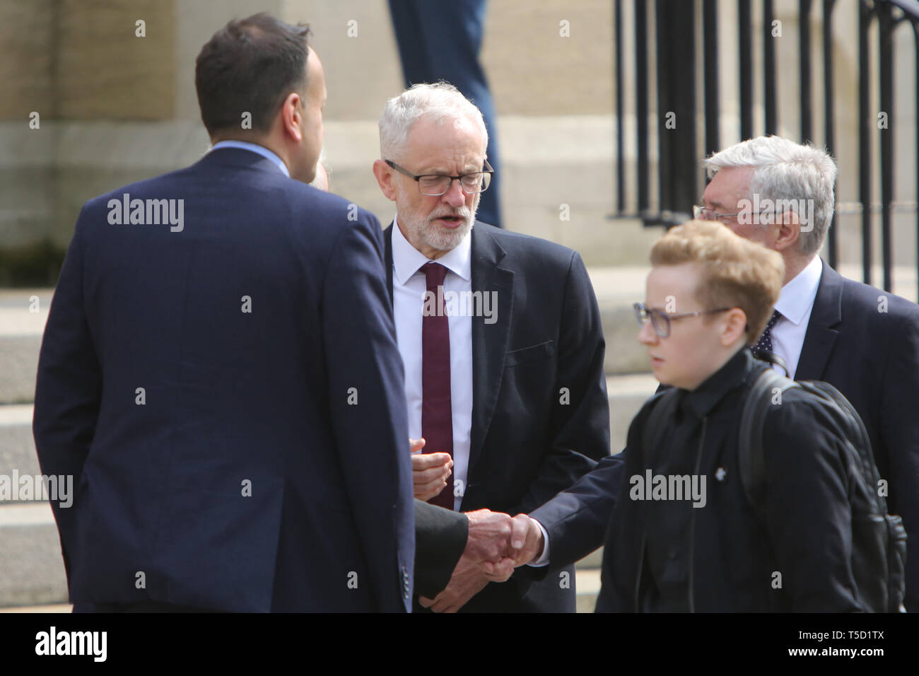 Belfast, County Antrim, Northern Ireland, 24 avril, 2019 - Le Premier ministre irlandais Taoiseach Leo Varadkar parle le chef du parti travailliste britannique Jeremy Corbyn, lorsqu'ils arrivent pour les funérailles et le Service d'action de grâce pour la vie de Mme Lyra McKee au St Anne's Cathedral, Donegall Street, Belfast. Mme McKee, un des journalistes, 29, a reçu une balle dans la tête jeudi soir tout en observant des émeutes au Cœur du domaine Creggan. La nouvelle IRA a admis la responsabilité de l'assassinat du journaliste Lyra McKee. Paul McErlane/Alamy Live News Banque D'Images