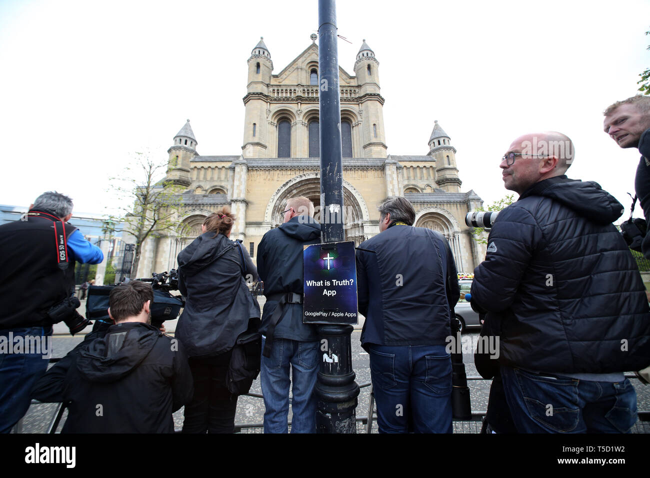 Belfast, County Antrim, Northern Ireland, 24 avril, 2019 - photographes se rassemblent pour un service d'action de grâces pour la vie de Mme Lyra McKee au St Anne's Cathedral, Donegall Street, Belfast. Mme McKee, un des journalistes, 29, a reçu une balle dans la tête jeudi soir tout en observant des émeutes au Cœur du domaine Creggan. La nouvelle IRA a admis la responsabilité de l'assassinat du journaliste Lyra McKee. Paul McErlane/Alamy Live News Banque D'Images