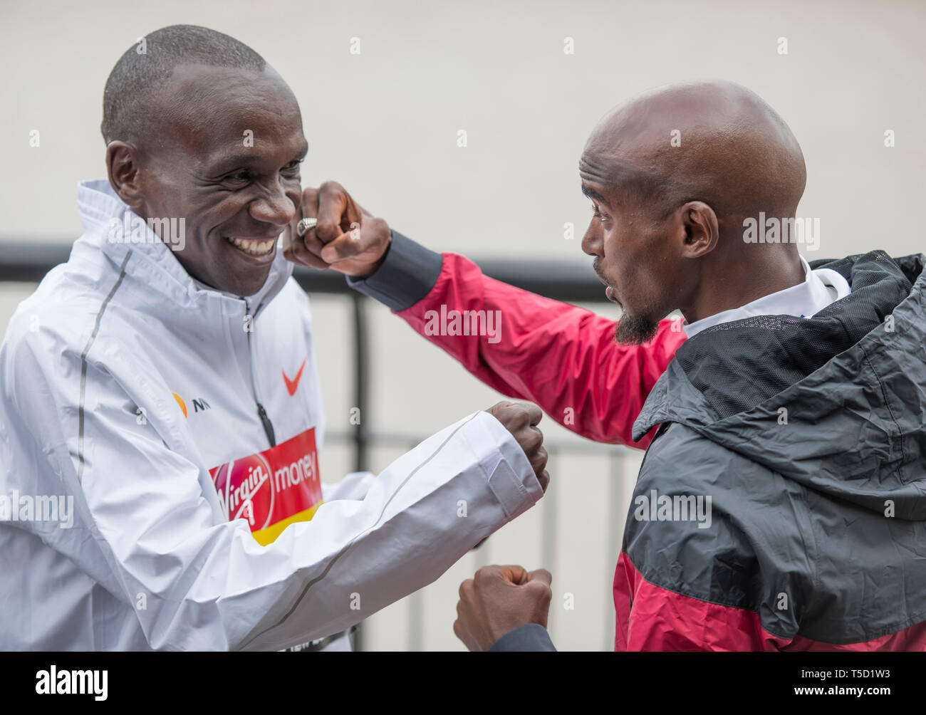 Londres, Royaume-Uni. 24 avril, 2019. Marathon Hommes élite athlètes participer à un photocall à l'hôtel Tower avant le marathon de Londres le dimanche 28 avril. Image : Eliud Kipchoge (KEN) et Sir Mo Farah (GBR). Credit : Malcolm Park/Alamy Live News. Banque D'Images