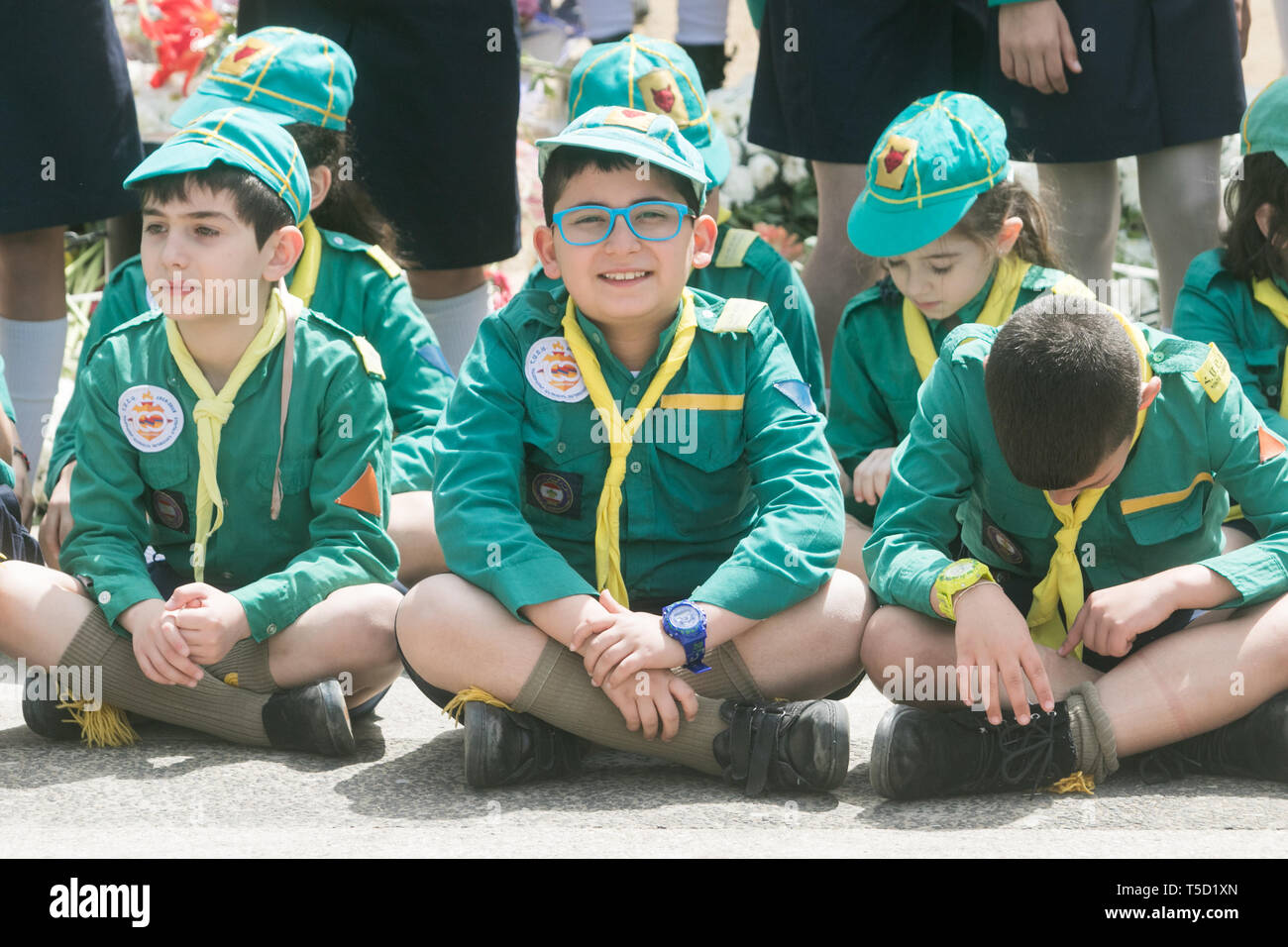 Beyrouth, Liban. Apr 24, 2019. Les Louveteaux de l'Association des jeunes Arméniens à Beyrouth l'occasion du 104e anniversaire du génocide arménien avec un service du souvenir à l'Martyr's memorial à Saint Stephano Eglise en Archidiocèse d'Antélias au nord de Beyrouth, pour commémorer le 1,5 million d'Arméniens en 1915 sous l'Empire Ottoman. La Turquie a refusé obstinément de reconnaître les réclamations et litiges Le nombre de droits : amer ghazzal/Alamy Live News Banque D'Images