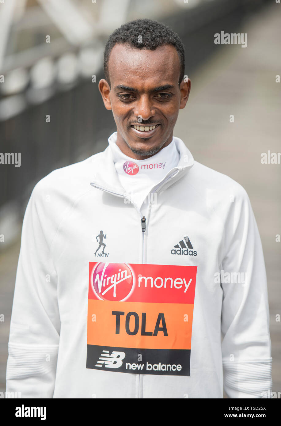 Londres, Royaume-Uni. 24 avril, 2019. Marathon Hommes élite athlètes participer à un photocall à l'hôtel Tower avant le marathon de Londres le dimanche 28 avril. Image : Tamirat Tola (ETH). Credit : Malcolm Park/Alamy Live News. Banque D'Images