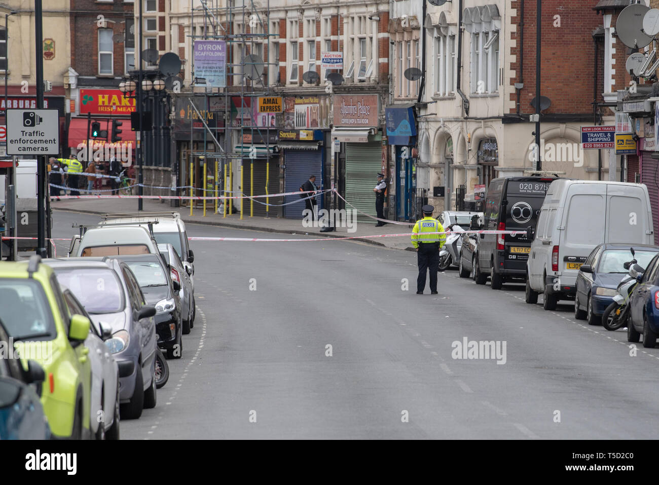 Londres, Royaume-Uni. Apr 24, 2019. Une enquête pour meurtre a été lancé à la suite d'un coup de poignard dans le nord de Londres. La police a été appelée par le London Ambulance Service (LAS) à 21:07h le mardi 23 avril à High Street, NW10, suite à l'annonce d'un couteau. Ont participé et un homme de 21 ans a été retrouvé souffrant de blessures. Il a été emmené à l'hôpital par le Service d'Ambulance de Londres où il a été déclaré mort à 02:47 CEST le mercredi, 24 avril 2019. Crédit : Peter Manning/Alamy Live News Banque D'Images