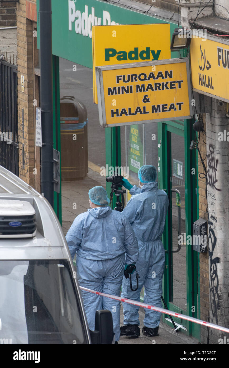 Londres, Royaume-Uni. Apr 24, 2019. Une enquête pour meurtre a été lancé à la suite d'un coup de poignard dans le nord de Londres. La police a été appelée par le London Ambulance Service (LAS) à 21:07h le mardi 23 avril à High Street, NW10, suite à l'annonce d'un couteau. Ont participé et un homme de 21 ans a été retrouvé souffrant de blessures. Il a été emmené à l'hôpital par le Service d'Ambulance de Londres où il a été déclaré mort à 02:47 CEST le mercredi, 24 avril 2019. Crédit : Peter Manning/Alamy Live News Banque D'Images