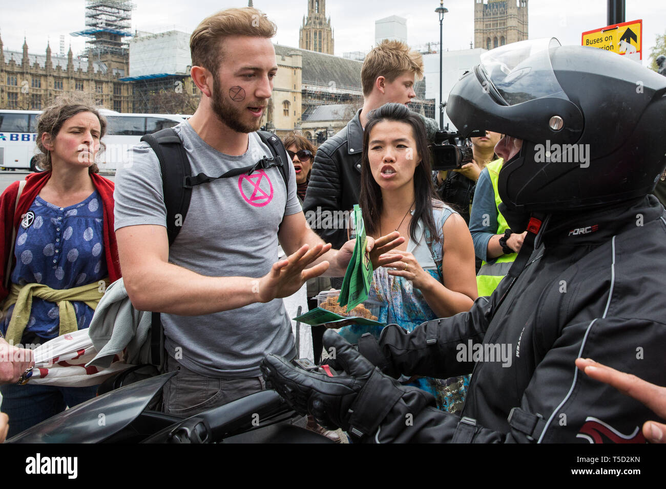 Londres, Royaume-Uni. 24 avril 2019. Un motocycliste concours changement climatique des militants de rébellion bloquant les routes autour de l'extinction la place du Parlement sur le dixième jour de la rébellion internationale pour appeler le gouvernement britannique à prendre des mesures urgentes pour lutter contre le changement climatique. Credit : Mark Kerrison/Alamy Live News Banque D'Images